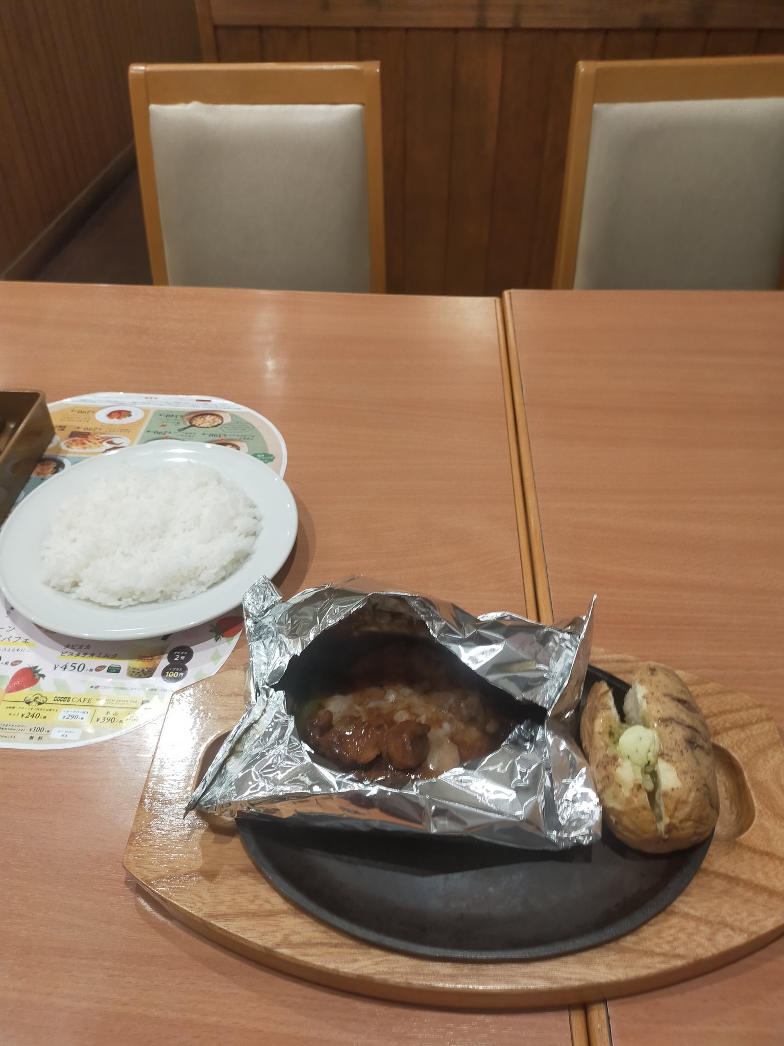 なおぴょん 10代最後のご飯どうしようか悩んだけど 小さい頃からお世話になってたココスにしました ドラえもん 見てるとcmやってて 包み焼きハンバーグ ビーフハンバーグステーキ どっちも好きだったから 10代の締めくくりは ココス包み焼き
