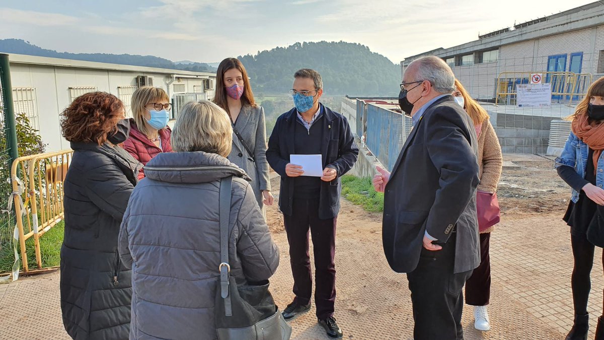 educaciocat's tweet photo. El conseller @JosepBargallo visita avui centres educatius de #Navàs, al #Bages, acompanyat de l’alcalde @sbusquetsg i de la delegada a la @delcatcentral, Alba @RocaCamps 

📸 Bargalló ha visitat en primer lloc l’institut escola @santjordi_navas i s’ha reunit amb l’equip directiu https://t.co/ygF25CuN1k