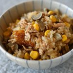 少ない材料で作れて、しかも美味しそう!ごぼうや缶詰で作れる炊き込みご飯!