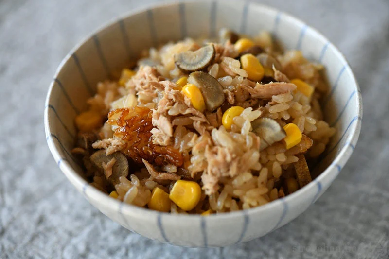 少ない材料で作れて、しかも美味しそう！ごぼうや缶詰で作れる炊き込みご飯！