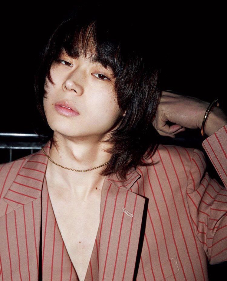 まる 菅田将暉整形説唱えてる人に知って欲しいこと 菅田将暉には鼻尖部いっぱいに正中線がある これは欧米人に多くて日本でも鼻が高い人に多く見られる つまり生まれつきの鼻先の高さ プロテを入れていたりしたら昔は今よりアップノーズ気味って まる 菅田将暉整形説唱えてる人に知って欲しいこと 菅田将暉には鼻尖部いっぱいに正中線がある これは欧米人に多くて日本でも鼻が高い人に多く見られる つまり生まれつきの鼻先の高さ プロテを入れていたりしたら昔は今よりアップノーズ気味って