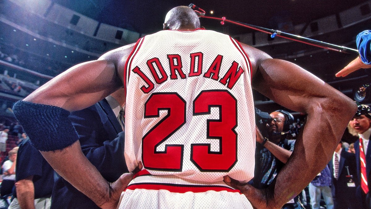 Parabéns, Michael Jordan!

🏀 32,292 Pontos
✋ 6,672 Ressaltos 
🎯 5,633 Assistências 
⛹️‍♂️ 2,514 Roubos de Bola
❌ 893 Blocos

🏅 6 x NBA Champion
🏅 5 x NBA MVP
🏅 6 x NBA Finals MVP
🏅 14 x NBA All⭐Star

👕 Chicago Bulls &amp; Miami Heat retiraram o #23.

🐐 Melhor de sempre.