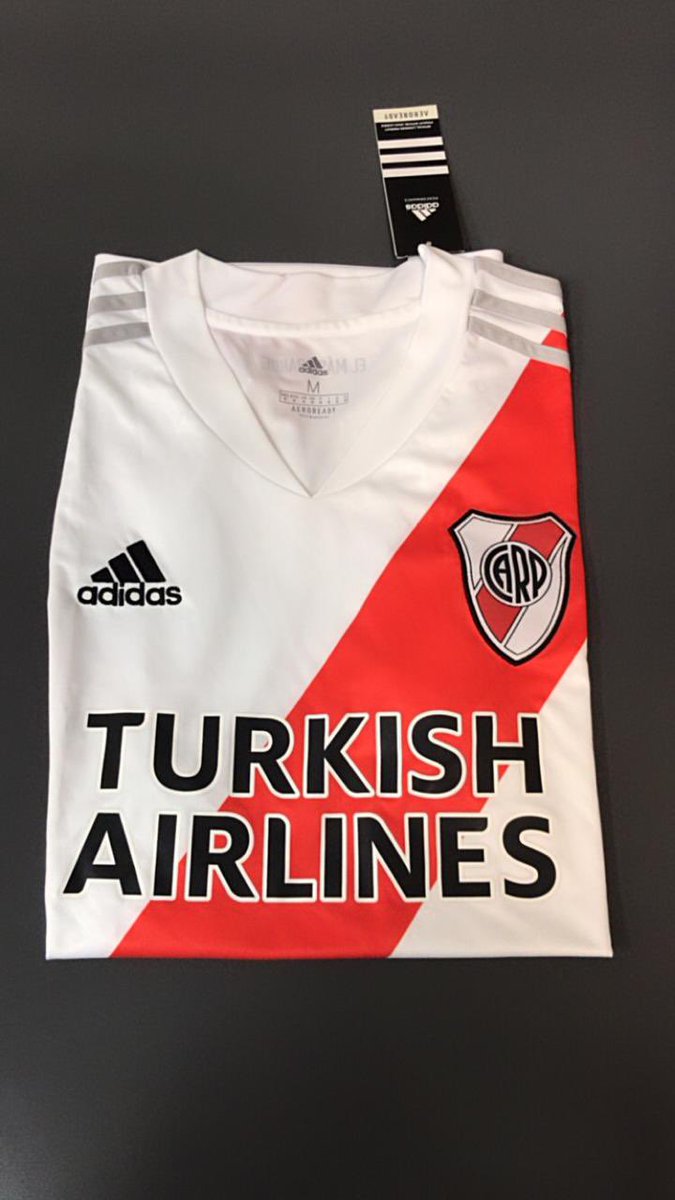 emilianoraggi's tweet photo. HOY REGALAMOS esta camiseta espectacular de River ⚪️🔴⚪️🍀 
Participás hasta las 10 con el hashtag #ElClubDelMoro 💯😁
•Dale RT 💪
•Tenés tiempo hasta las 10 ⏰ 
•Atentos a redes de @SANTIAGODELMORO ✅
•Gentileza @sevensportok 👏
•Fiscaliza @pablobenvenutti 📻 https://t.co/O3GU4t4yCb