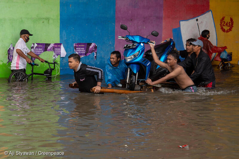Krisis iklim ditambah ketidakseriusan pemerintah dalam melaksanakan komitmen iklim akan menyumbang kerugian akibat bencana iklim yang dampaknya dirasakan langsung oleh masyarakat Indonesia.