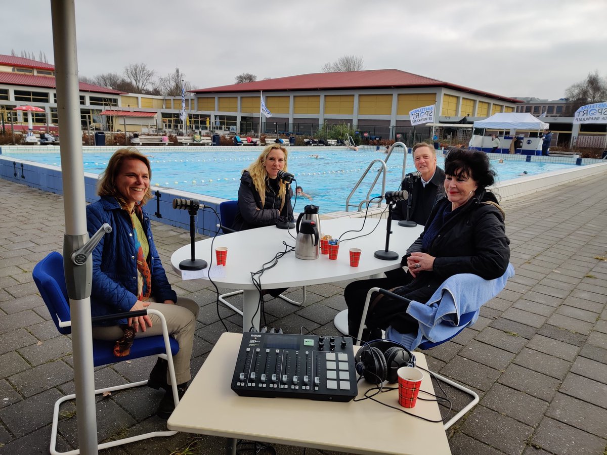 Zwembad De Meerkamp (@demeerkamp) on Twitter photo Opname <a href="/zwempodcast/">Zwempodcast Plons!</a> tijdens de opening van het buitenbad met Sylvia Bakker, <a href="/REllermeijer/">Rob Ellermeijer</a>, Wil Roode en Heleen van Ketwich Verschuur Opname <a href="/zwempodcast/">Zwempodcast Plons!</a> tijdens de opening van het buitenbad met Sylvia Bakker, <a href="/REllermeijer/">Rob Ellermeijer</a>, Wil Roode en Heleen van Ketwich Verschuur