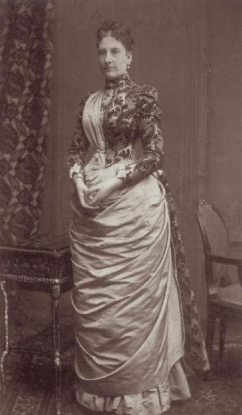 OldPortraiture's tweet photo. Born #OnThisDay in 1845: Infanta #AntóniaofPortugal (1845-1913), Princess of #Hohenzollern-Sigmaringen, daughter of Queen #MariaII
Photographic portrait by an Unknown Artist, 1887
#Braganza https://t.co/kYpbLnVyN4