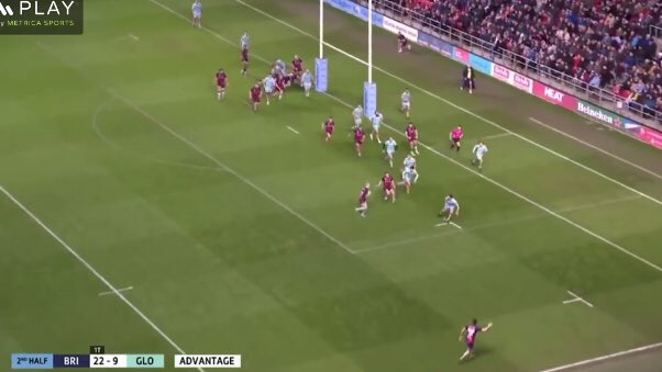 This wide angle shows sheedy could have got over excited like some players do in the red zone by throwing a big miss pass. Instead he creates a simple 2 vs 1.