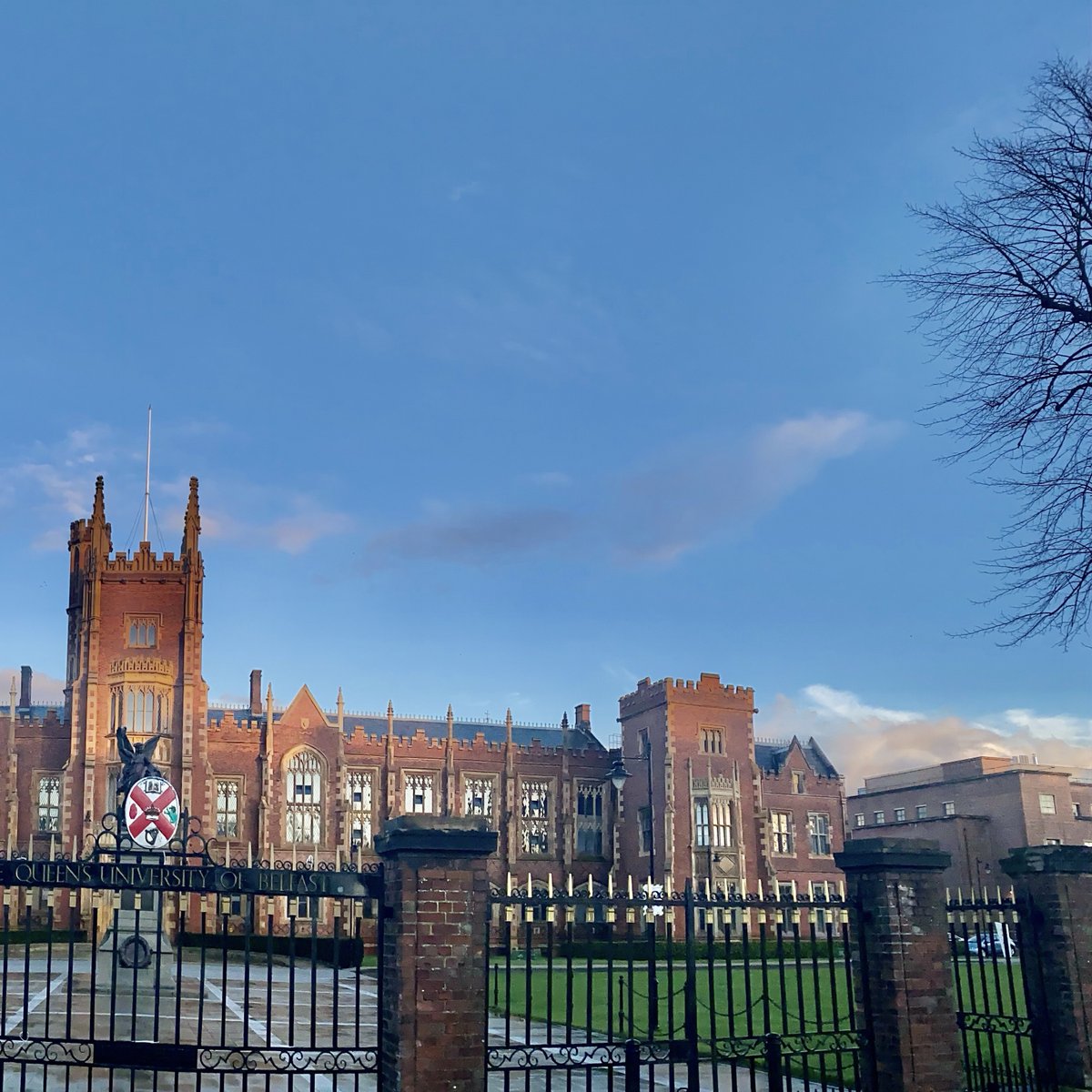 QUBelfast's tweet image. Something Old &amp;amp; Something New. 

The new Queen's Students' Union is starting to take shape.

@QUBSU | #LoveQUB