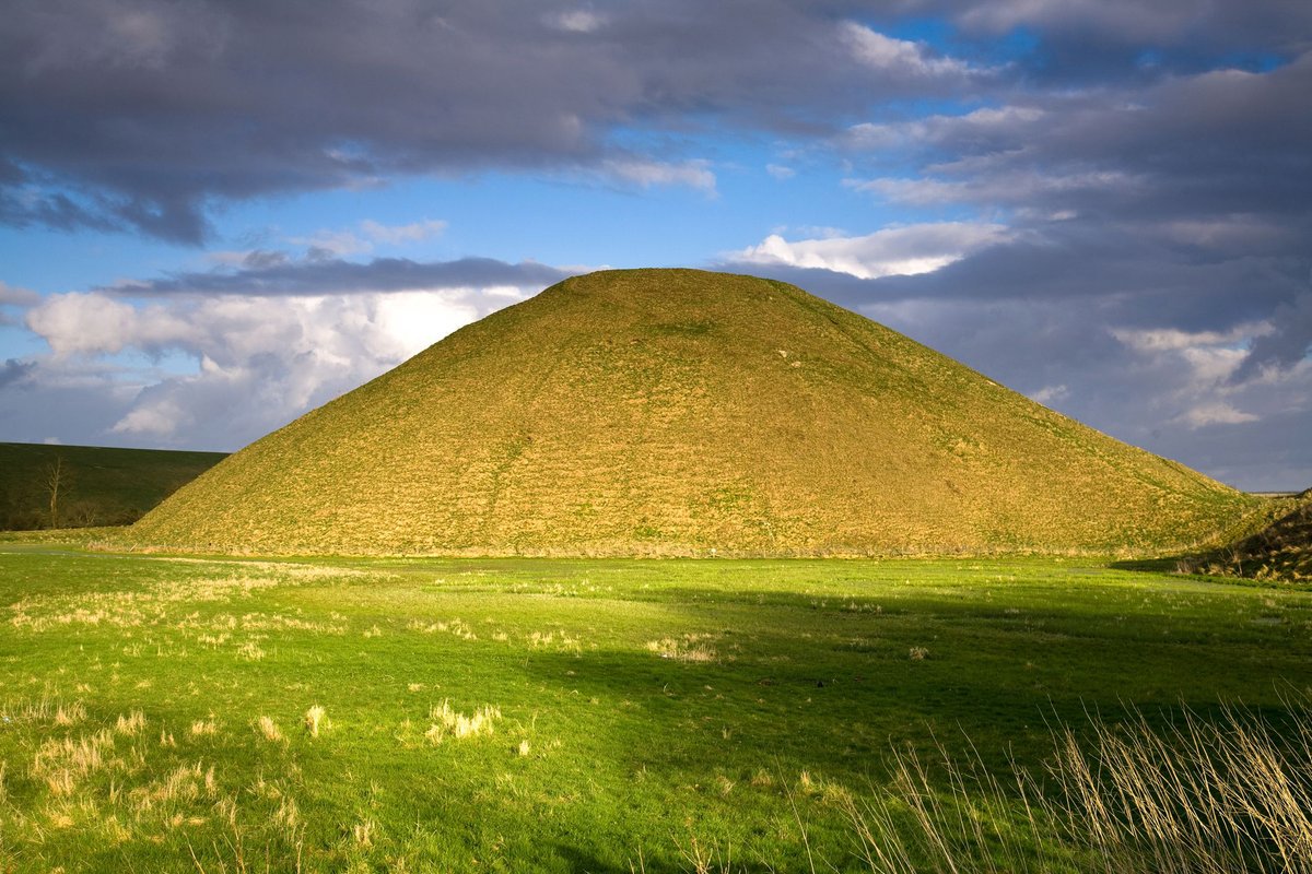 Celtic Druid pyramid, 2,700 BC, Britain.Silbury Hill, a step pyramid constructed of chalk blocks.