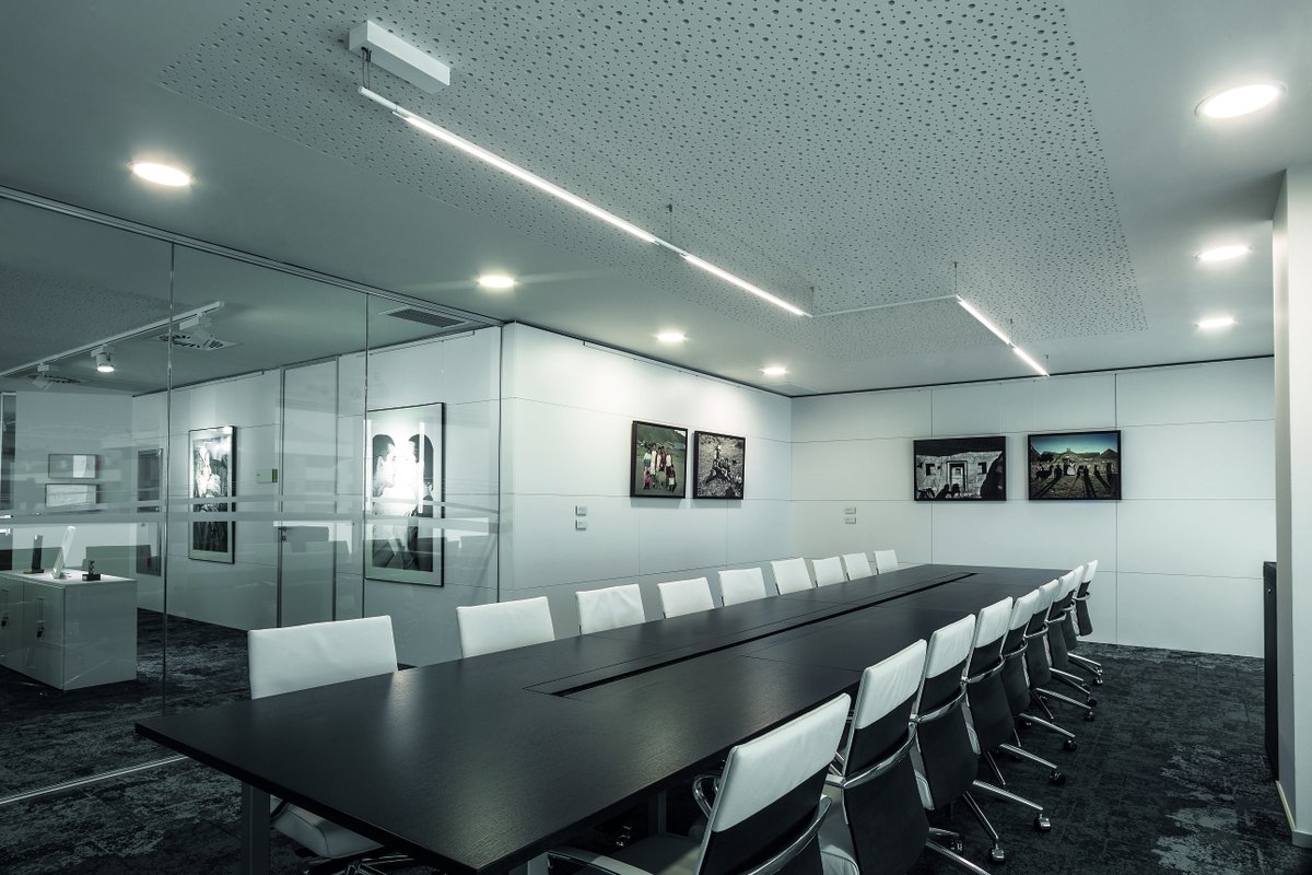 SimonElectricES's tweet photo. 👀 La #SimonSlimSystem es la protagonista de esta sala de reuniones en las oficinas de la empresa DKV.

Gracias a su regulación punto a punto en cada tramo lumínico💡 ahora pueden adaptarse siempre.

https://t.co/xRCQCuo53N

#SimonElectric #LightUpEmotions #IndoorLightning https://t.co/yeX20W9T9n