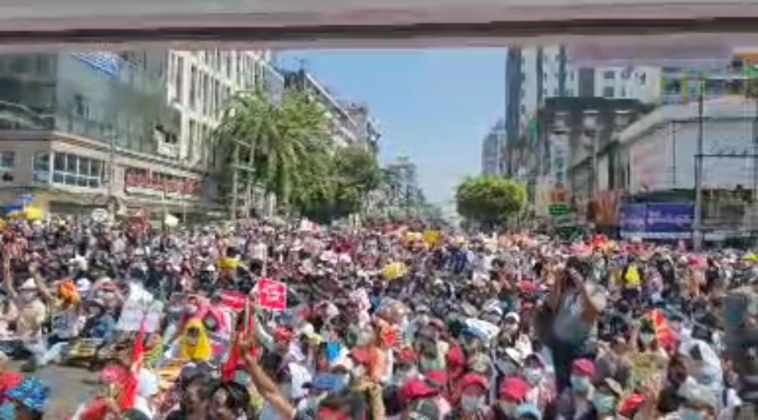 Scene in downtown #Yangon #Myanmar now near city hall/sule pagoda/shangri-la hotel where a key intersection has been completely blocked off as anti-#military protesters gather in a sit-in demonstration <a href="/Myanmar_Now_Eng/">Myanmar Now</a> live stream pics #WhatsHappeningInMyanmar