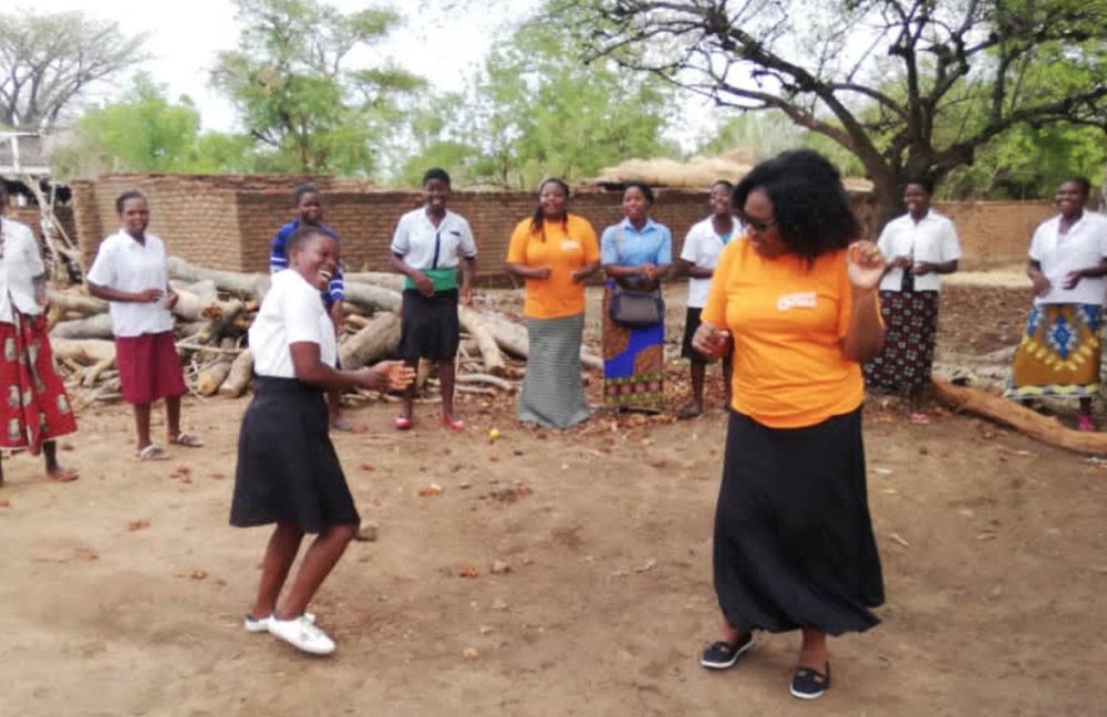 DaysForGirls's tweet photo. All smiles (and dance moves!) at this DFG distribution in Malawi 🇲🇼 Thanks to @LovebeginswithL for helping us reach 1.7k women &amp; girls w/ #menstrualhealth solutions during #16daysofactivism2020! Can't wait to see how many more lives we'll change with their support. #Grateful https://t.co/7UXZTEsZn0