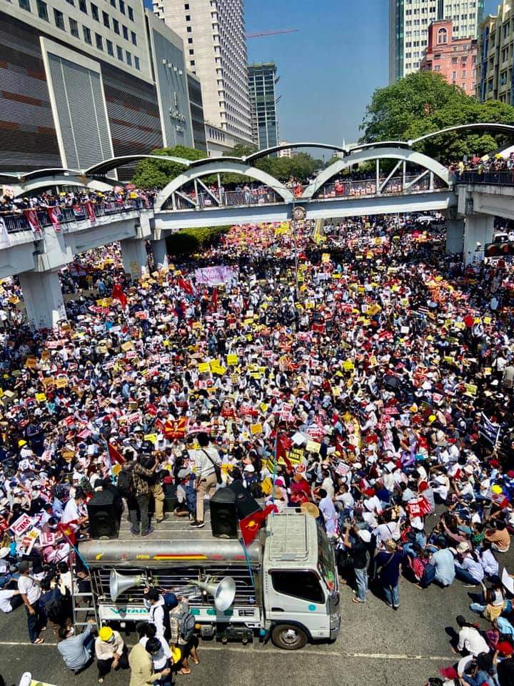 takhon_intel's tweet photo. The way of peacefully and bravely protestation in Myanmar

#WhatsHappeningInMyanmar 
#Feb17Coup https://t.co/oRdppN07ay