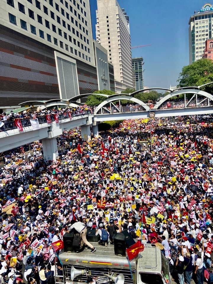 hannayuri_twt's tweet photo. Real time ! 📍Sule 

#Feb17Coup #WhatsHappeninglnMyanmar https://t.co/snFkYBubHf