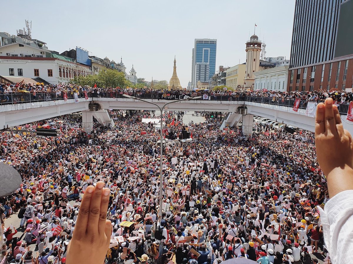 Today  condition at Sule square Yangon ❤️
#HearTheVioceOfMyanmar 
#WhatsHappeningInMyanmar  
#RejectMyanmarMilitaryCoup 
#17february