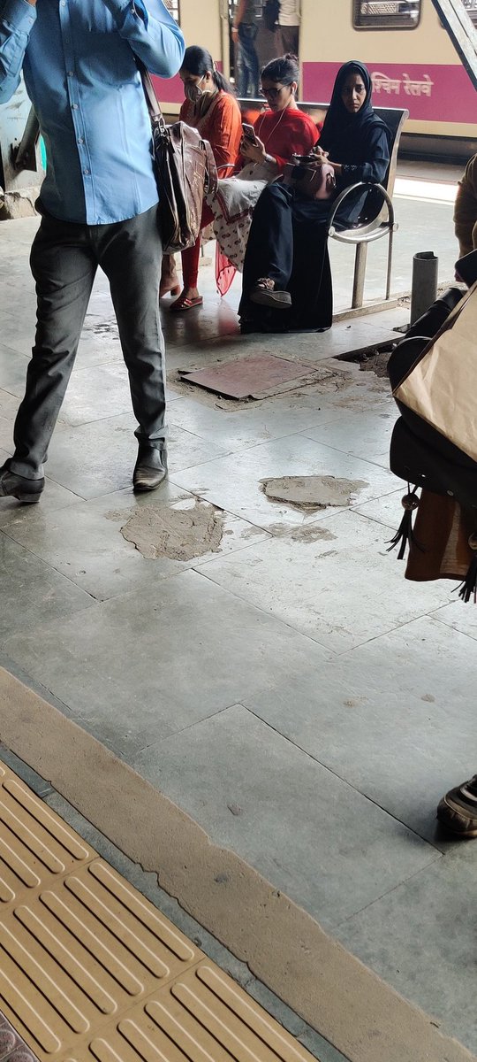 ShayPhavade's tweet photo. These 2 ladies at Andheri Station weren't wearing masks. More to that the lady in burkha was continuously coughing and having cold. I was sitting next to them, requested her to wear mask, she rudely denied and said if you have issues don't sit here.

@MumbaiPolice @WesternRly https://t.co/iPUYTQV5Ef