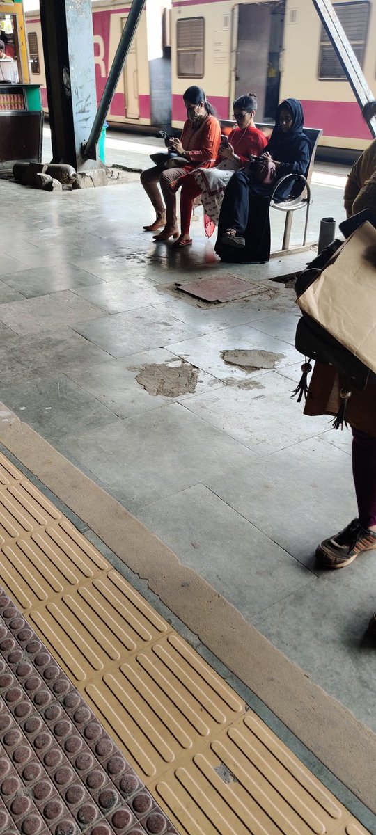 ShayPhavade's tweet photo. These 2 ladies at Andheri Station weren't wearing masks. More to that the lady in burkha was continuously coughing and having cold. I was sitting next to them, requested her to wear mask, she rudely denied and said if you have issues don't sit here.

@MumbaiPolice @WesternRly https://t.co/iPUYTQV5Ef