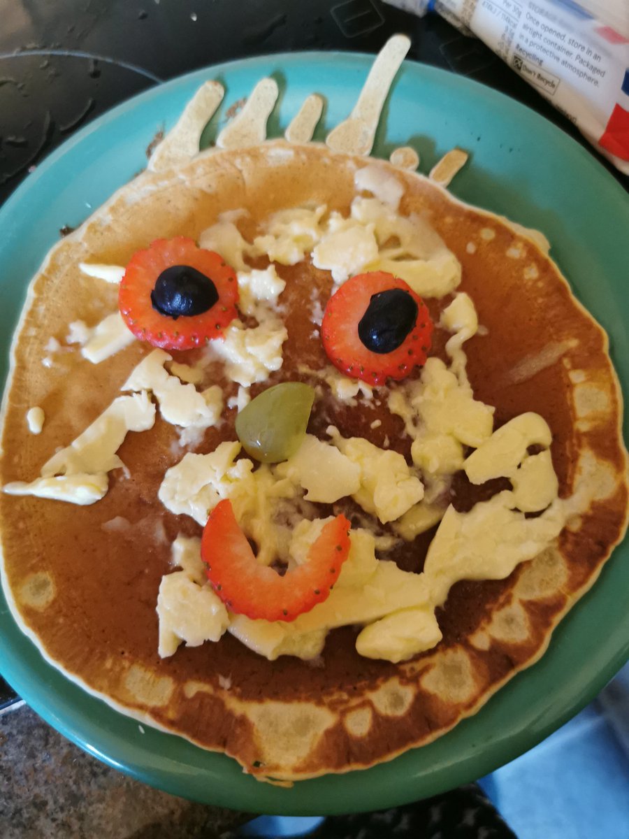 SandhighFood's tweet photo. We had some #flippinfun yesterday. Here's a few of the pancakes we made. White chocolate and fruity face, we ❤️ biscoff and the king of pancakes - a crown filled with fruit. Plus we had some plain ones too. #yum @SandbachHigh @SandhighDT https://t.co/WCOc8EdxGw