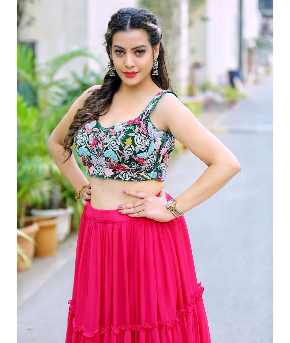 naacinemaa's tweet photo. #DikshaPanth #DeekshaPanth https://t.co/nkKeu1kOIG