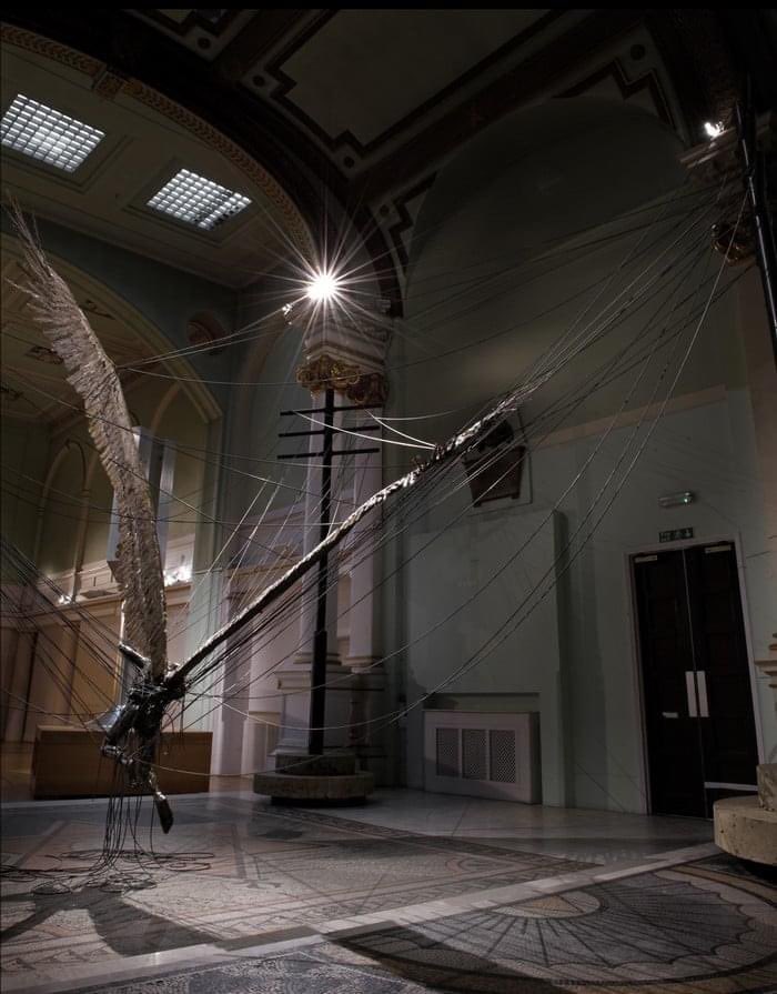 โห้ย นี่รูปปั้นลูซิเฟอร์ในโบสถ์ Holy Trinity Church ที่แมรีโบน ตรงปีกทำมาจากขนนกแท้ๆด้วย อย่างหลอน แต่ก็สวยงามไปอีกแบบ