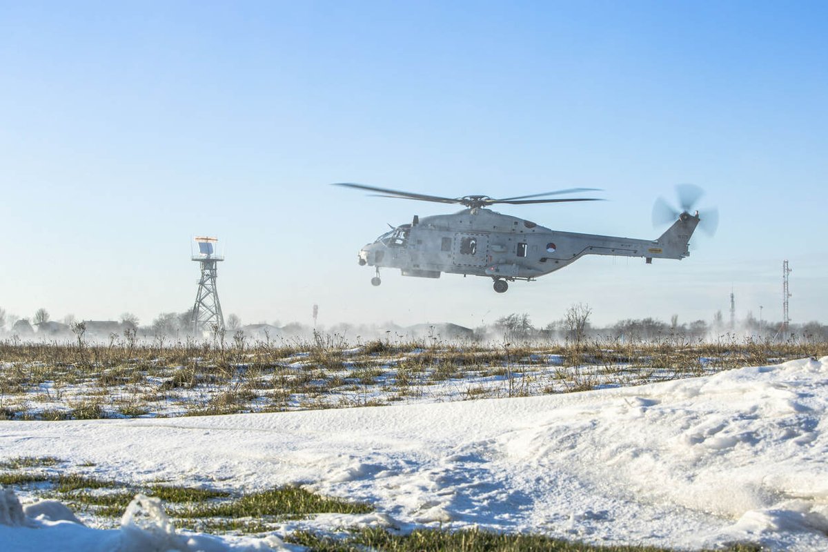 Defensie's tweet photo. Nederland lag bedekt onder een dikke, witte deken: hoe vaak maak je dat nou mee? De helikopterbemanningen van @dhcluchtmacht grepen de gelegenheid aan om sneeuwlandingen, ofwel 'white outs', te trainen. De #Defensiekrant verzamelde de mooiste foto's 🤩
https://t.co/HGxFcFw3aZ https://t.co/Yf8X9TkAiD