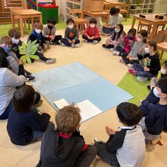 MSTokyoGinkgo's tweet photo. A collection of leaves to classify based on shapes. Students are looking into the details! https://t.co/dCnfxpsJQu