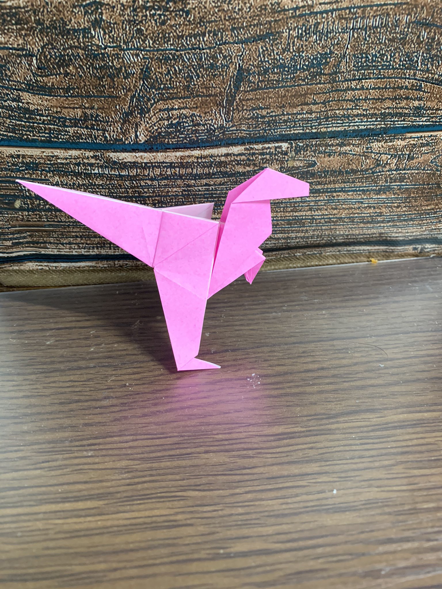 タリズマン No Twitter 小さい頃作った折り紙のティラノサウルス 奇跡的に折り方を覚えてた しかし この折り方 が載っていた本は結構古い本なので 今のティラノサウルスとは骨格が違う 折り紙 恐竜 T Co Vpwrniivys Twitter