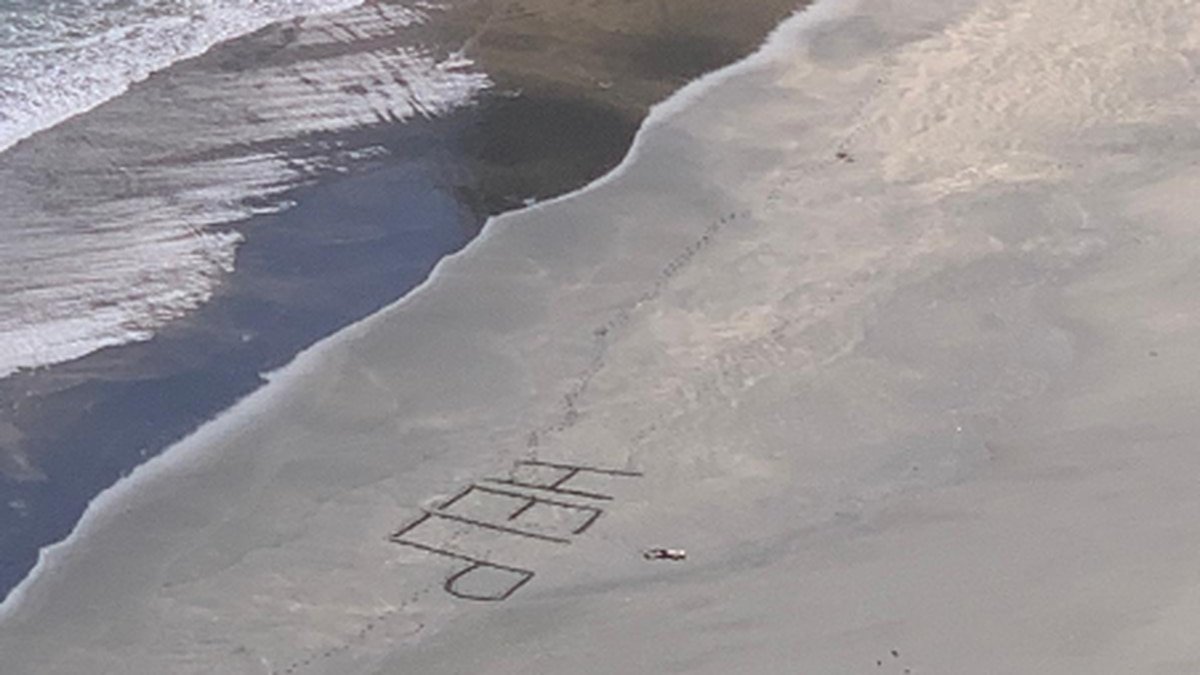 Injured surfer writes message in the sand before collapsing on remote Auckland beach  nzherald.co.nz/nz/injured-sur…