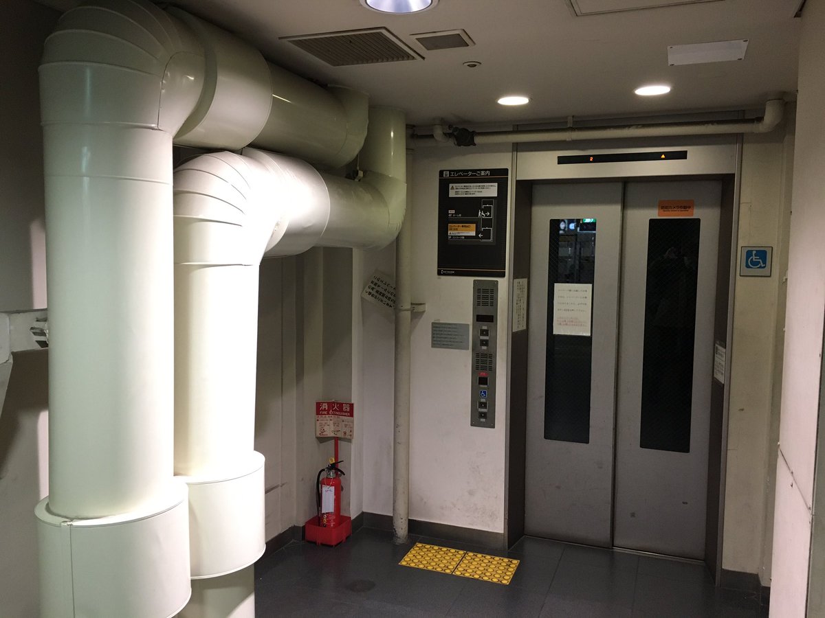 けいたろう 旅するグルメライター 京阪京橋駅のとあるエレベーター ホームに唐突にあるドアの向こうにエレベーターがあってちょっと不思議な感覚 しかも謎ダクトとかあって近未来rpgの隠し通路感ある