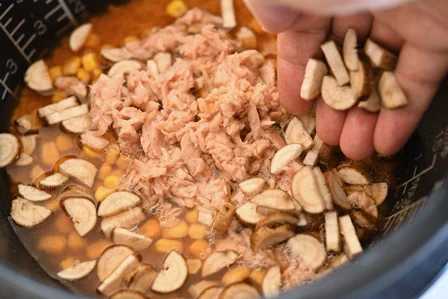 少ない材料で作れて、しかも美味しそう！ごぼうや缶詰で作れる炊き込みご飯！