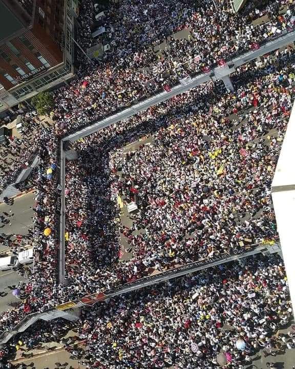 MaPhyuPZS's tweet photo. Really bravely and peacefully protestation in Yangon today
#CivilDisobedienceMovementMyanmar
#WhatsHappeninglnMyanmar
#Feb17Coup
#TodayYangon https://t.co/G6oI4V67gS