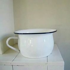 CamisetasEgb's tweet photo. Cuando iba a casa de mi abuela, lo primero que hacia al despertarse era vaciar el #orinal
Esos años sencillos.
#CamisetasEgb https://t.co/ZdDvCL9Yc9