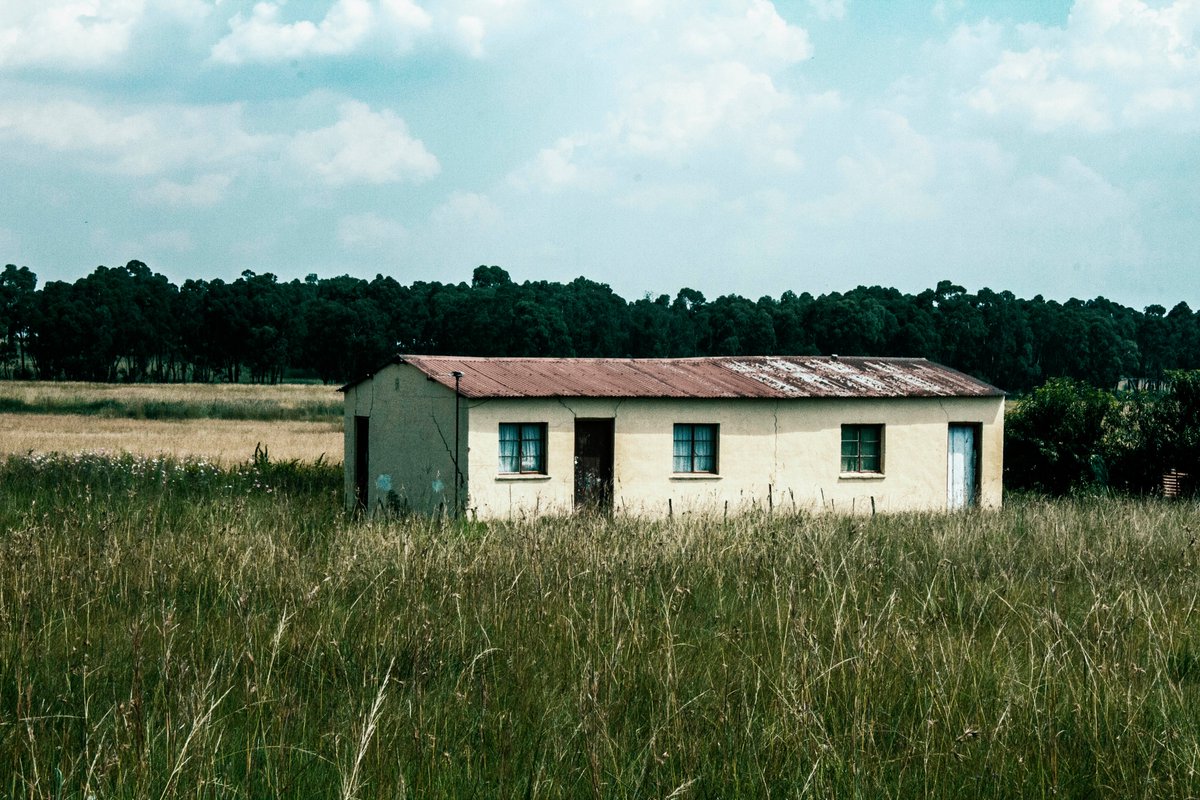 #VisualArt - The absence of presence. Street photographer Toka Hlongwane’s visual musings on space and objects, past and present, across distinct South African settings… via <a href="/PspCulture/">People's Stories Project</a> 

Read more: psp-culture.com/photography/th…