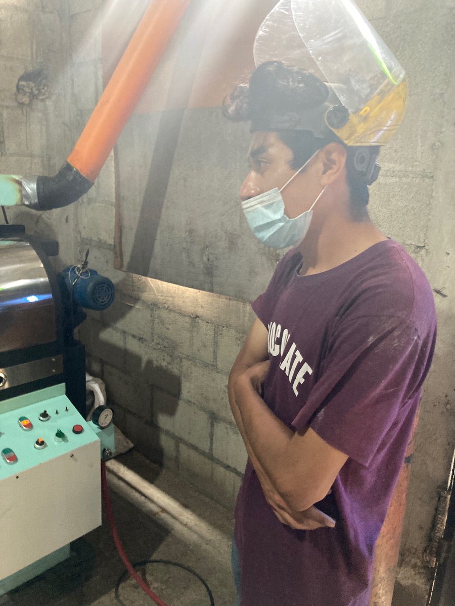 今日訪問してきたアンティグアから、20分ほどのアグアカリエンテスにある、コーヒー焙煎機工房。なんとすべて手作りである。35歳の機械エンジニアの旦那さん、29歳の焙煎担当奥さん。試しに頂いたゲイシャも美味しかった。若い起業家。彼らから5k窯の焙煎機を購入することに決めました。#コーヒー豆