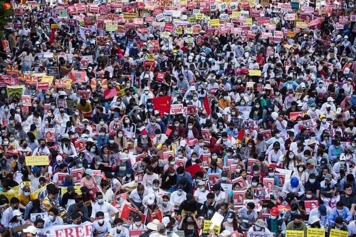 YoonLay50026610's tweet photo. Phenomenal turnout at the anti-coup pro-democracy protests in Yangon. These Irrawaddy pics from the crowds downtown really show the enormous opposition to Tatmadaw rule. 
#WhatsHappeningInMyanmar 
#Feb17Coup 
MYANMAR NEED DEMOCRACY https://t.co/6r9zmRGPdN