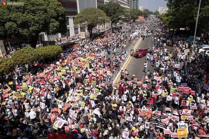 YoonLay50026610's tweet photo. It’s sometimes hard to capture just how big the crowds in Yangon are, but here’s an attempt 
#Feb17Coup 
#WhatsHappeninglnMyanmar 
MYABMAR NEED DEMOCRACY https://t.co/JU7KasWwzK
