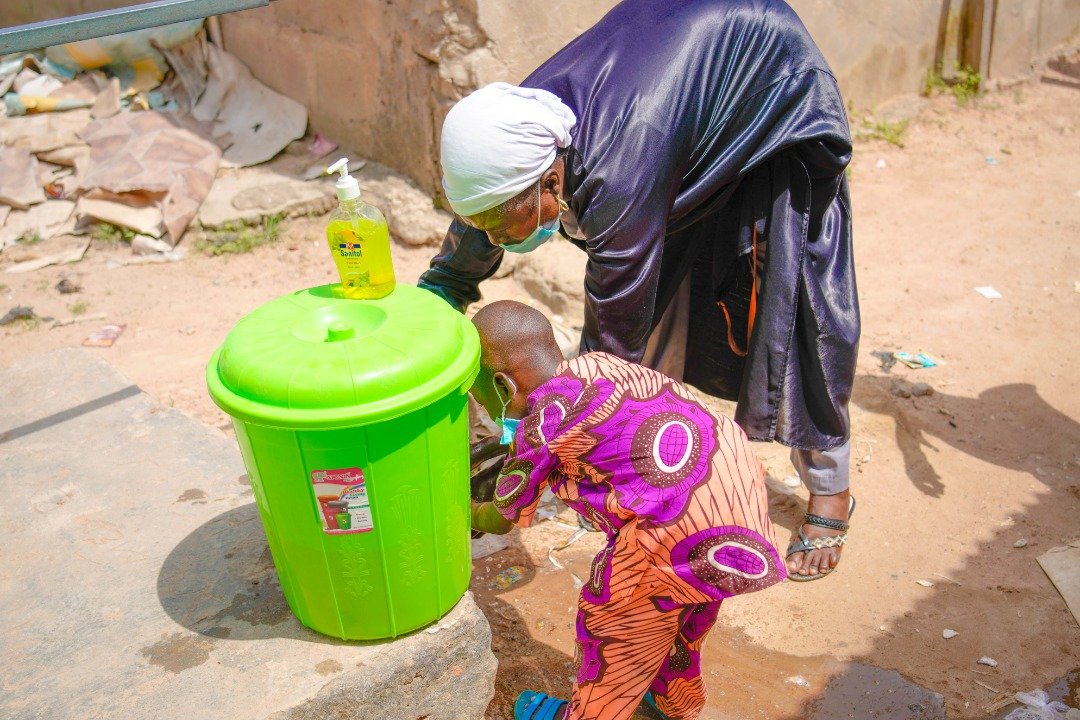 WHONigeria's tweet photo. Curtailing the spread of the COVID19 is everyone's responsibility. @WHO with the support of partners, continues to support the @NigeriaGov in educating communities across the country on #COVID19 preventive measures and control.

#takeresponsibility https://t.co/20fOMneKQ8