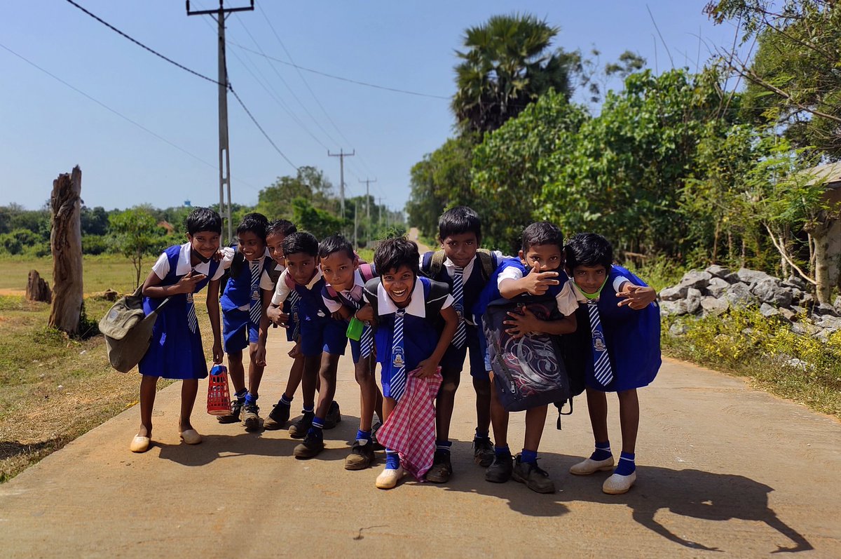 IsharaDanasekar's tweet photo. They wanted to pose for me #LKA #Iranatheevu #Children #Streetphotography #mobilecaptures https://t.co/YXclaEGsXs
