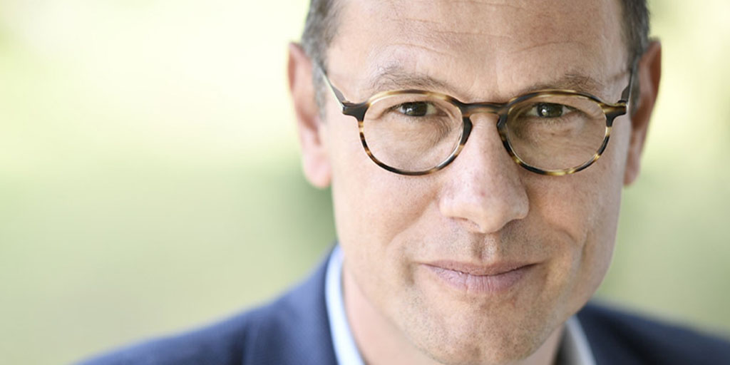 Thierry Lefrançois, #vétérinaire #Cirad, rejoint le #ConseilScientifique #Covid19 | Dir. du département Systèmes biologiques, il est spécialiste des #réseaux et approches intégrées de la #santé 
Plus d’infos👉bit.ly/3ppSVbH
#OneHealth #UneSeuleSanté @lefrancoiscirad