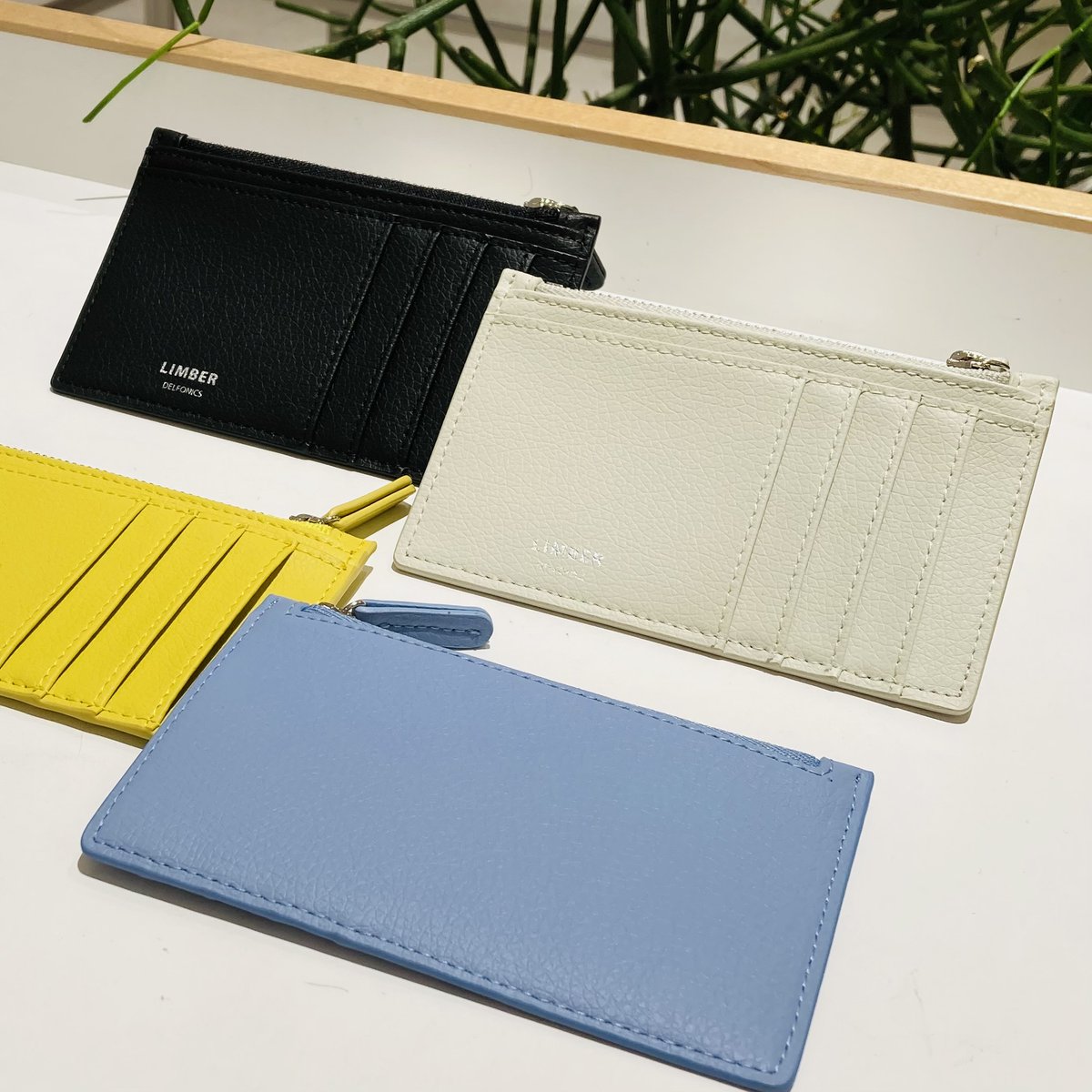 デルフォニックス渋谷 Limberのジップカードケース ウォレットはどちらも片手に収まるサイズで ミニバックでのお出掛けにも大活躍なアイテム どちらもカード収納に長けているので キャッシュレスの時代に合わせた財布や 2つめの財布としてもおすすめ デルフォニックス渋谷 Limberのジップカードケース ウォレットはどちらも片手に収まるサイズで ミニバックでのお出掛けにも大活躍なアイテム どちらもカード収納に長けているので キャッシュレスの時代に合わせた財布や 2つめの財布としてもおすすめ
