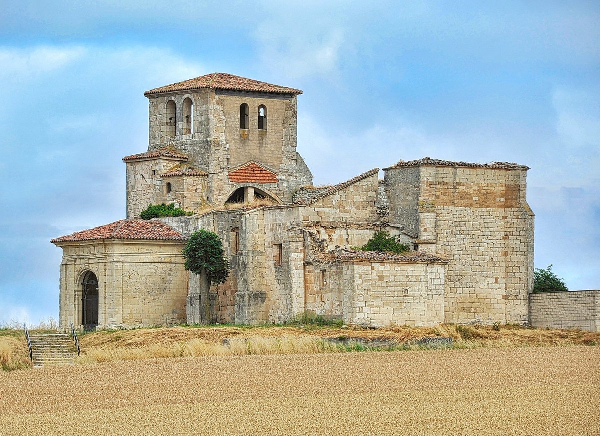 Restos de la iglesia románica de San Saturnino de Rioseras (Valle de las Navas - Burgos), empequeñecida y casi inadvertida al costado norte de su descomunal ampliación tardogótica, también semirruinosa y aparentemente abandonada a su suerte 😢 (1/2) #BuenosDias #FelizMiercoles