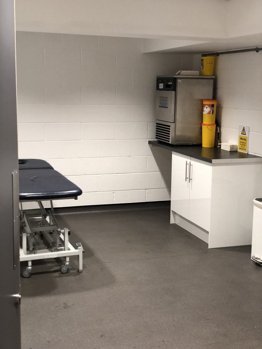ReadingFC's tweet photo. The morning after a superb win on the road...

But win, lose or draw. Pauno and the players always leave their dressing room spotless before getting back on the bus and heading home. 🚌 🧹

Team spirit and togetherness, both on and off the pitch 💪 

#BRCREA https://t.co/ErwbDXKIXi