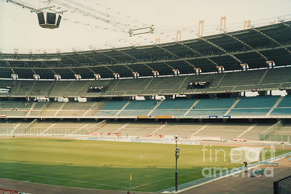 I'm trying to find a good photo, but some of the Italian teams in the nineties had some well naughty nets.Stadio Delle Alpi was insane, the ball entered a new dimension when it crossed the line. @juventusfcen have you got a better picture?