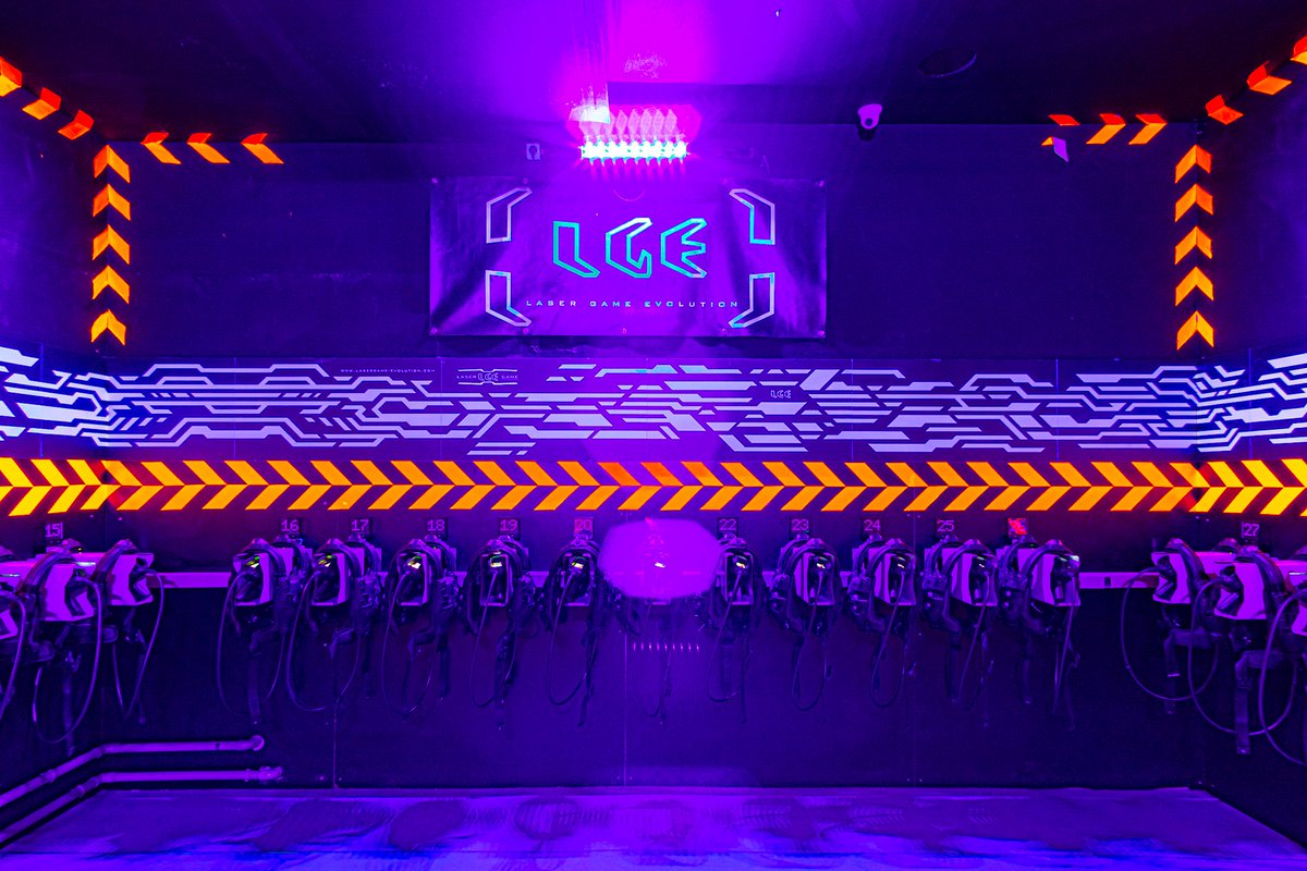 KyonyxPhoto's tweet photo. Série Corporate "Laser Game Évolution" - "Prêt à dégainer" 1/2
Tapis dans l'ombre, prêt à bondir, le laser dans l'étui, des lumières plein les yeux, il voit la vie en couleur.
@LGEDijon
#lasergame #lasergameevolution #laser #loisirs #soireesatheme #dijon #justdijon https://t.co/UAm4PMJPXT