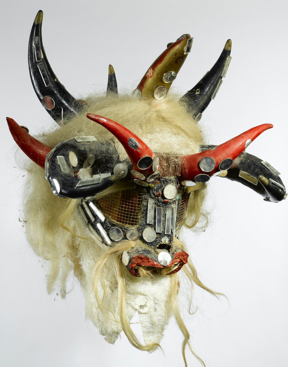 À l'occasion du carnaval, venez en apprendre un peu plus sur l’un des attributs les plus importants de la fête : le masque de Diable rouge
dapper.fr/le-masque-de-d…

Masque, Georges Grangenois, 1997 
© Archives Fondation Dapper — Photo Hughes Dubois.
#martinique #carnaval2021