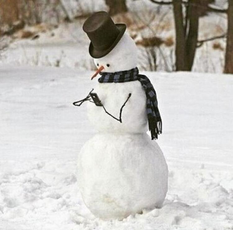 Смех снеговика. Снеговик стикер. Снеговик смеется рисунок. Креативный снеговик. Обои на рабочий стол снеговики.