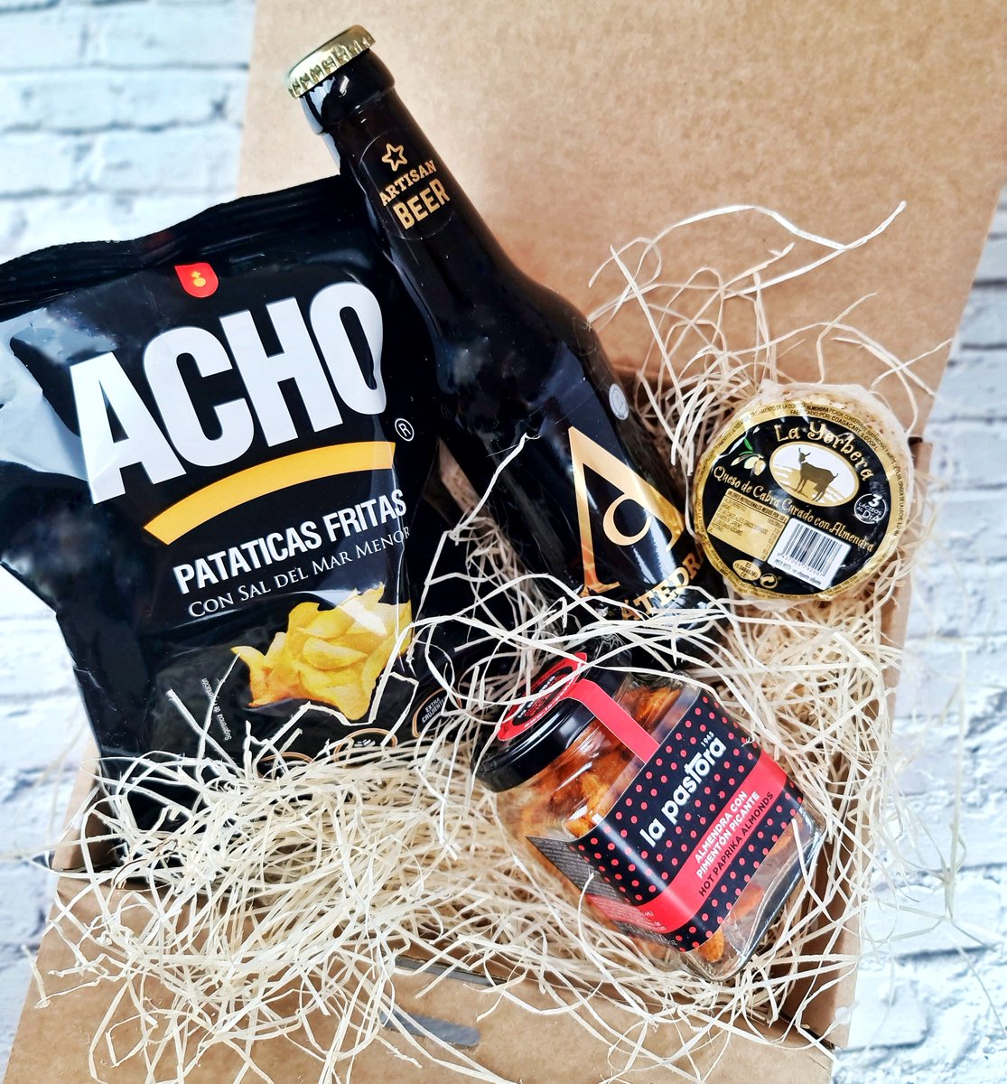 ¡Se huele aperitivo murcianico!👇
Para disfrutar del momento en casa que tanto te gusta😎 patatas fritas de <a href="/AchoQueBueno/">Acho Que Bueno</a> , queso de #layerbera , cerveza de <a href="/catedrabeer/">Cátedra Beer</a> y almendras con pimentón de <a href="/LaPastoraPaprik/">La Pastora Paprika</a> 

Ñam qué rico🙌