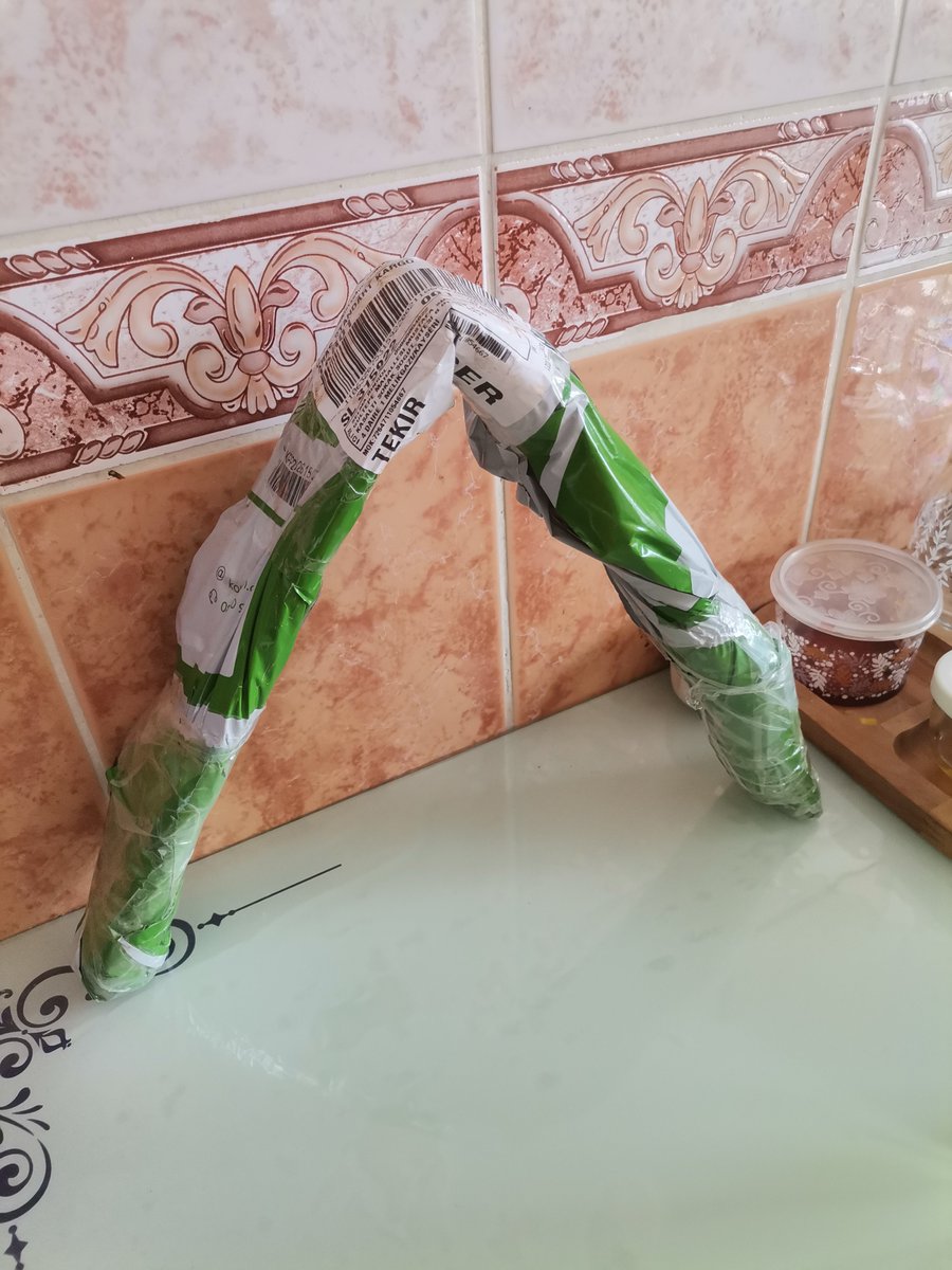 semabin's tweet image. Aras kargo artık yeni taktiğiniz hasarlı kargoyu kurye kapıya bırakıp kaçsın olarak mı güncellediniz kendinizi. Üstelik ÇM nizin verdiği numarayı açan da yok. Yakışmadı size #araskargo #araskayseritekir