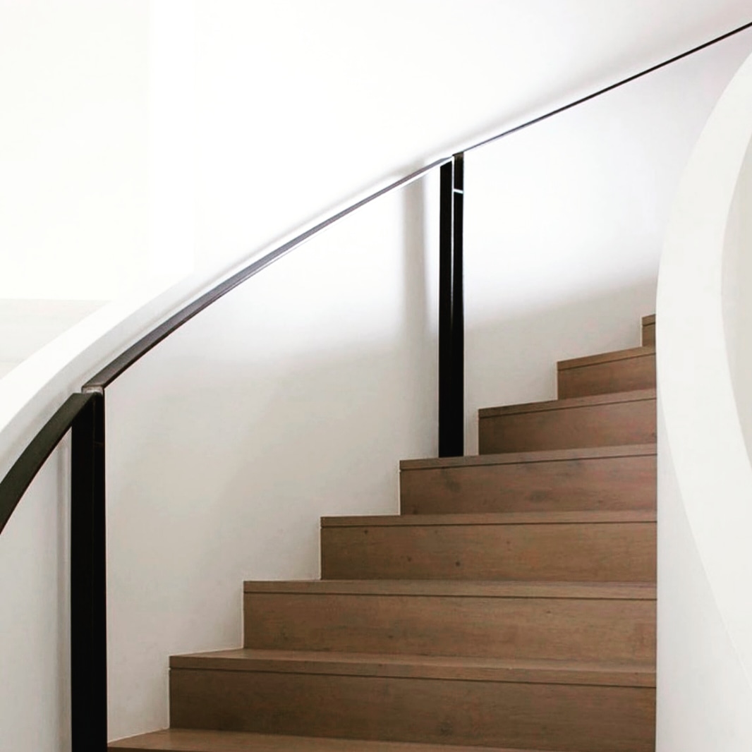 Who doesn't love the simplicity of a railing detail and curved stairs #interiordesign #interiorstyling #homeinspo #homebeautiful #modernhome #scandinaviandesign #scandinavianhome #scandistyle #scandistylehome #modernhomes #moderninteriors #moderninteriordesign #minimalistmichigan