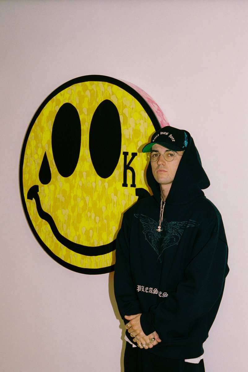 Killa Was Here é um artista plástico português de 23 anos nascido no Porto. Introduzido ao mundo da arte, balança agora entre as culturas de streetwear e high fashion, incorporando alguns dos seus designs em ready-to-wear garments de elevada qualidade.

tranquilow.com/killa-was-here/